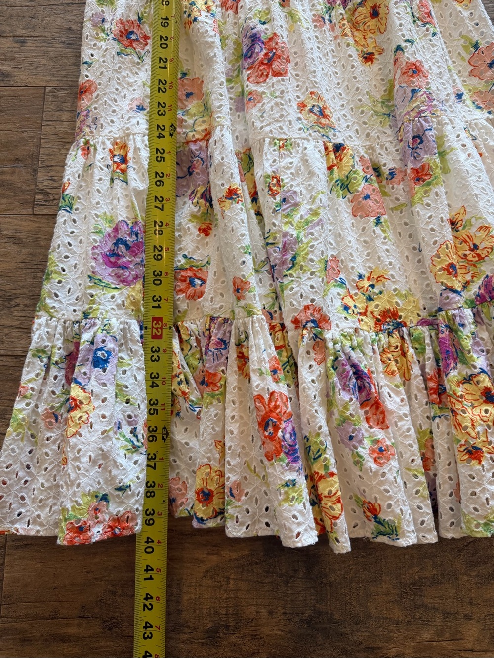 WAYF white midi dress with a colorful floral pattern and tiered skirt. - Picture 9 of 10